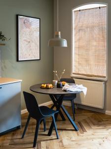 a kitchen with a table and chairs in a room at HORAMI Villa - NAMDO Apartment mit Terrasse in Malchow