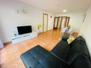 Televízia a/alebo spoločenská miestnosť v ubytovaní Beach Apartment Artigas