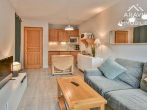 ein Wohnzimmer mit einem Sofa und einem Tisch in der Unterkunft Appartement Le Grand-Bornand, 2 pièces, 4 personnes - FR-1-391-95 in Le Grand-Bornand