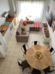 cocina y sala de estar con mesa y sofá. en Temporario Roca en Corrientes