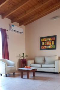 sala de estar con sofá y mesa en Chesca- Piso de categoria en San Juan