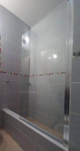 y baño con ducha y puerta de cristal. en Chesca- Piso de categoria en San Juan