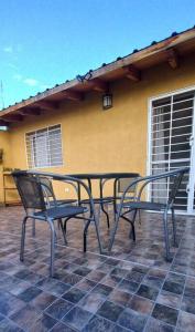 2 sillas y una mesa en el patio en Chesca- Piso de categoria en San Juan