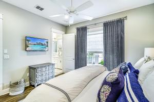 un dormitorio con una cama y una ventana en Smiles and S'mores at Palmilla Beach, en Port Aransas 24 fotos más