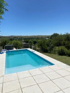 una piscina en la parte superior de una casa en Cabaña Las Calandrias in 