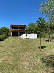 un gran patio con un edificio al fondo en Cabaña Las Calandrias in 