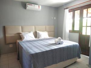 a bedroom with a bed with two white pillows on it at Residencial Mont Sinai Tonziro -Taperapuan in Porto Seguro
