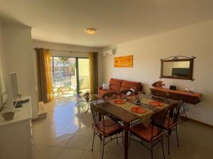 Santa Eulalia Beach Apartment في ألبوفيرا: غرفة معيشة مع طاولة وأريكة
