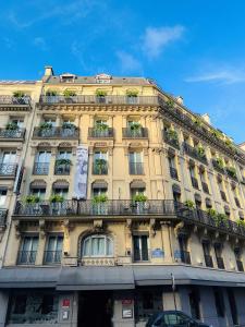 巴黎的住宿－Hotel Litteraire Le Swann, BW Premier Collection，一座大建筑,阳台上种植了盆栽植物