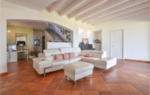 ein Wohnzimmer mit weißen Möbeln und einer Treppe in der Unterkunft Villa Musasealdoge in Partinico