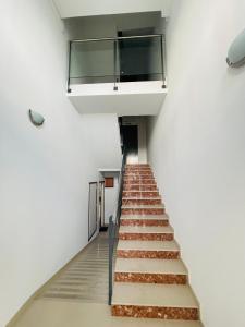 una escalera en un edificio con techo de cristal en Beach Apartment Artigas en Badalona