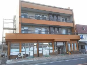 un edificio de apartamentos con balcón en una calle en Mizubasho, en Takizawa