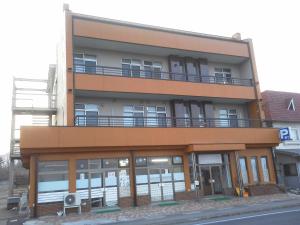TakizawaMizubasho的一侧带阳台的建筑
