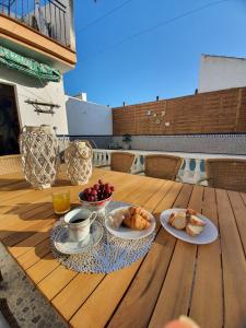uma mesa com dois pratos de comida e uma chávena de café em casa grande en Córdoba, pueblo de la Victoria , 6 dormitorios em La Victoria