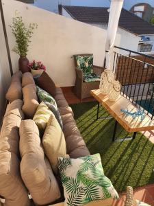 un sofá sentado en un balcón con una mesa en casa grande en Córdoba, pueblo de la Victoria , 6 dormitorios en La Victoria