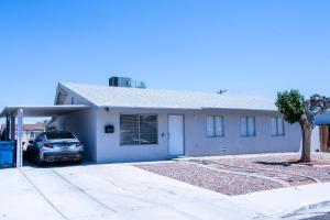 une voiture garée devant une maison dans l'établissement House in Las Vegas, à Las Vegas