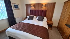 Кровать или кровати в номере The Royal Hotel