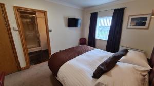 Кровать или кровати в номере The Royal Hotel