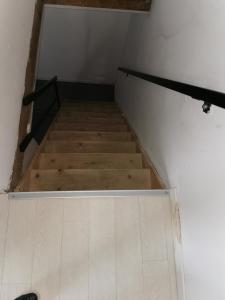 ボレーヌにあるLE JUJUBIERのウッドフロアの客室内の階段