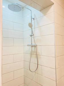 eine Dusche mit Duschkopf im Bad in der Unterkunft Portmagee Village Apartments in Portmagee