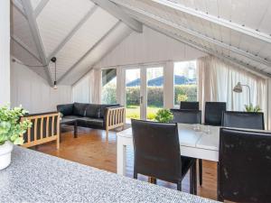 O zonă de relaxare la Holiday home Grenaa V