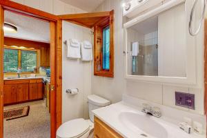 Un baño con inodoro, lavabo y espejo. en 278 Ghia Farm Road, en Ludlow 21 fotos más