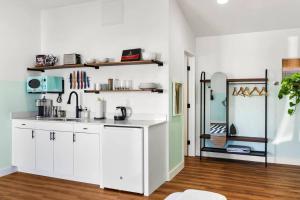 Köök või kööginurk majutusasutuses Mokuoeo Studio suite.nui +7 fotot
