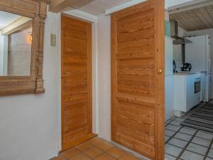drewniane drzwi w pokoju z kuchnią w obiekcie 7 person holiday home in Grenaa w mieście Grenaa