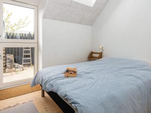 een slaapkamer met een bed en een groot raam bij 6 person holiday home in Hornslet in Hornslet