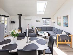 - un salon avec un canapé, une table et des chaises dans l'établissement Holiday home Løkken CLXIX, à Løkken