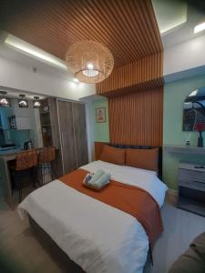 Ένα ή περισσότερα κρεβάτια σε δωμάτιο στο Serena Home Staycation at Azure North