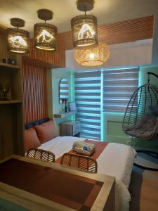 Ένα ή περισσότερα κρεβάτια σε δωμάτιο στο Serena Home Staycation at Azure North +6 φωτογραφίες