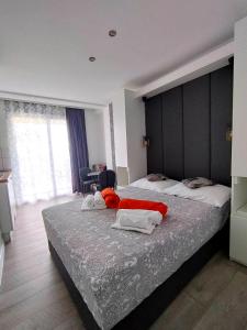 Anita Apartments في زيفوغوشي: غرفة نوم بسرير كبير مع شراشف حمراء