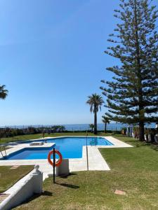 Bazén v ubytování Beachfront Apartment CALAHONDA BEACH nebo v jeho okolí