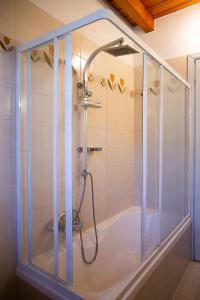 y baño con ducha y mampara de cristal. en LE ORTENSIE - Holiday country house, en Pisano