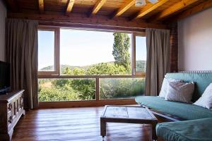 sala de estar con sofá y ventana grande en LE ORTENSIE - Holiday country house en Pisano