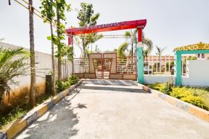 een ingang naar een gebouw met een poort bij OYO 68320 Bgr Residency in Tirupati