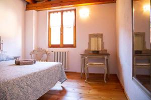 1 dormitorio con 1 cama, vestidor y ventana en LE ORTENSIE - Holiday country house, en Pisano