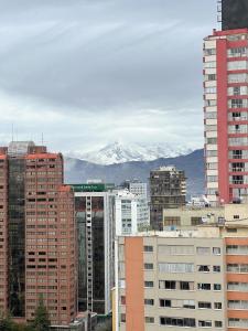 een skyline van de stad met gebouwen en besneeuwde bergen bij Andean Homes in La Paz