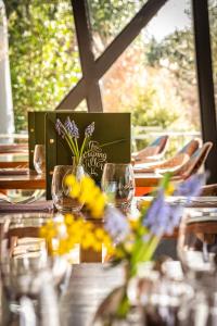 ベリー・セント・エドマンズにあるThe Weeping Willowのグラスと花のテーブル