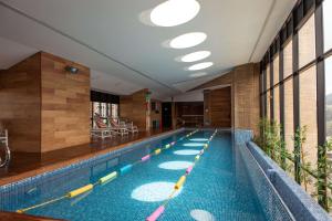 a swimming pool in a building with a swimming pool at The Equilibrium Collection in Centro Internacional in Bogotá