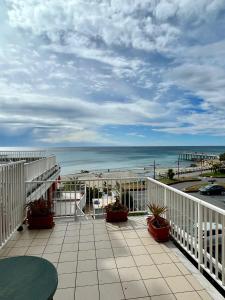 Elle comprend un balcon offrant une vue sur la plage et l'océan. dans l'établissement Residence Stella Maris, à Pietra Ligure