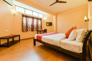 En eller flere senge i et værelse på OYO 13415 Cherai Village Home Stay