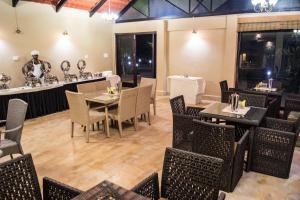 Khu vực ghế ngồi tại Vraksh by Aranyak