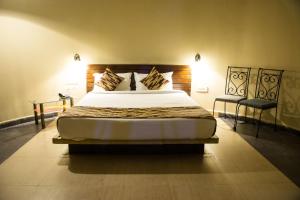 Giường trong phòng chung tại Vraksh by Aranyak +43 ảnh