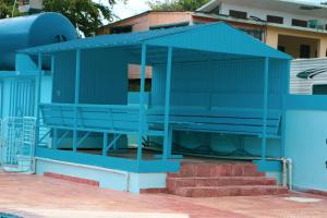 um edifício azul com escadas em frente em MAVS COMBATE BEACH CLUB em Cabo Rojo
