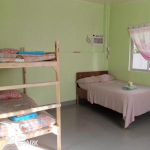マンバヤオにあるLucky777 Homestayの二段ベッドが2つと窓のある部屋