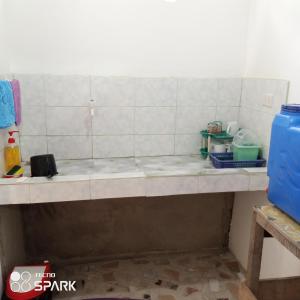 マンバヤオにあるLucky777 Homestayの白いタイル張りの台所