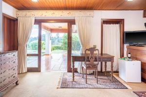 TV a/nebo společenská místnost v ubytování Suites no Alto do Capivari