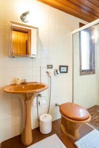 Koupelna v ubytování Suites no Alto do Capivari